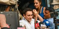 عمران خان کو احتجاج میں شرکت پر ممبئی پولیس نے پکڑلیا