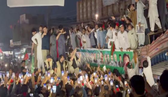 پی ٹی آئی کا لانگ مارچ مردان پہنچ گیا