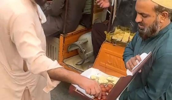 خیبر پختونخوا میں ایمرجنسی کے نفاذ پر کوئٹہ میں ریلی، مٹھائی تقسیم