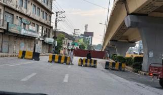 پشاور میں مختلف سڑکوں پر کنٹینرز لگا کر راستے بند کردیے گئے