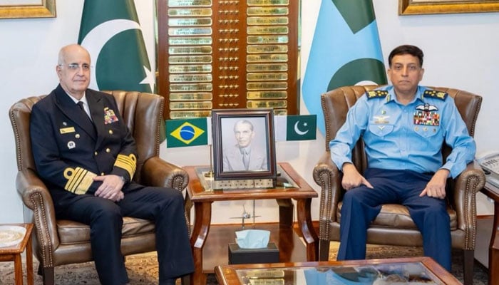 ایئر چیف مارشل ظہیر احمد بابر سدھو سے برازیل کے اعلیٰ سطح وفد کی ملاقات۔فوٹو: آئی ایس پی آر