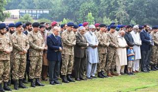 مشاق تربیتی طیارہ حادثے کے شہدا کی نمازِ جنازہ ادا، وزیراعظم، فیلڈ مارشل سمیت دیگر کی شرکت