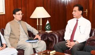 ایاز صادق سے بیرسٹر گوہر کی ملاقات، گرفتار ارکان کے پروڈکش آرڈر جاری کرنے کی درخواست