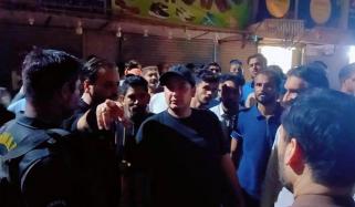 کراچی: زیب النساء اسٹریٹ پر تجاوزات، غیر قانونی پارکنگ کیخلاف آپریشن، 12 افراد گرفتار