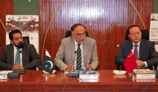 چینی سرمایہ کاری نے پاکستان کو توانائی قلت پر قابو پانے میں مدد دی، احسن اقبال 