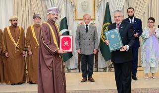 پاکستان اور عمان کے درمیان 5 معاہدوں، مفاہمتی یادداشتوں پر دستخط