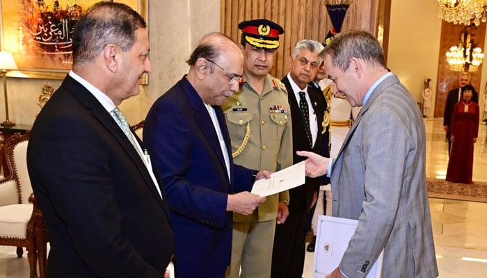 تعلقات مزید مستحکم بنانے کا عزم، فرانسیسی سفیر نے صدر آصف علی زرداری کو اسنادِ سفارت پیش کردیں