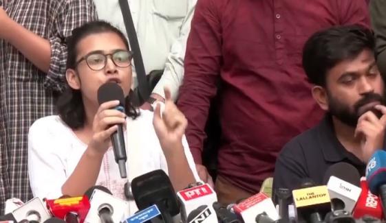 بھارتی اسٹوڈنٹ رہنما نیہا بورا کا ہنگامہ آرائی کرنے پر صحافی کو طنزیہ جواب
