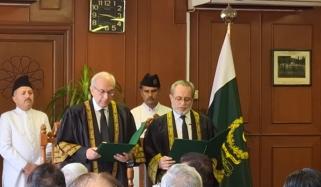 جسٹس منیب اختر نے بطور قائم مقام چیف جسٹس آف پاکستان حلف اٹھا لیا