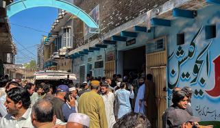 پشاور میں گرنے والی اسکول عمارت کے مالک کو گرفتار کرلیا گیا، گورنر خیبر پختونخوا 