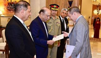 تعلقات مزید مستحکم بنانے کا عزم، فرانسیسی سفیر نے صدر آصف علی زرداری کو اسنادِ سفارت پیش کردیں