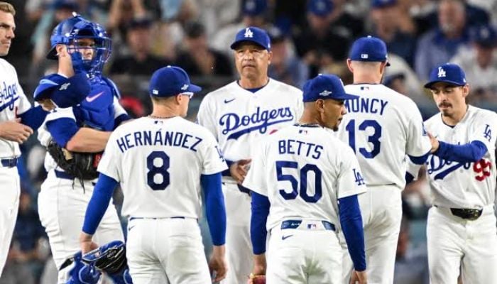 Brewers rally from early deficit to sweep Dodgers, reach World Series