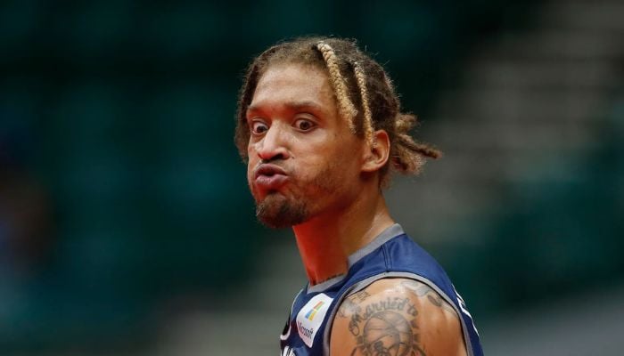 Michael Beasley stuns Delonte West with first-round TKO at Brand Risk 16