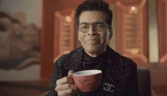 کرن جوہر شو ’کافی ود کرن‘ کے سیٹ پر مگ میں کافی کے بجائے کیا پیتے ہیں؟ کرن جوہر شو ’کافی ود کرن‘ کے سیٹ پر مگ میں کافی کے بجائے کیا پیتے ہیں؟