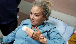 مغربی کنارے میں یہودی قابضین کے حملے میں زخمی امریکی صحافی کی پسلی ٹوٹنے کی تصدیق