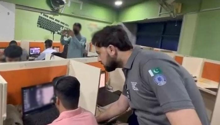 کراچی: سائبر فراڈ کا دھندا بےنقاب، مالک سمیت 11 ملزمان گرفتار