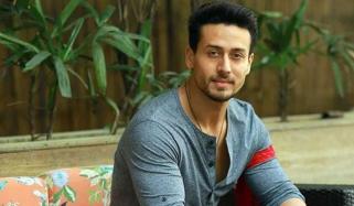 فائرنگ سے ٹائیگر شروف کی جان کیسے بچی؟ حملے کی نئی ویڈیوز سامنے آ گئیں