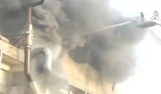 کراچی: گتے کے گودام، فیکٹری میں تیسرے درجے کی آگ کو بجھانے کی کوششیں جاری 