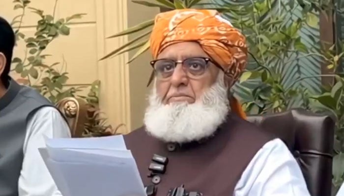 سیاسی اور دیگر معاملات پر مکالمے پر یقین رکھتے ہیں، مولانا فضل الرحمان - فوٹو: اسکرین گریب/ایکس