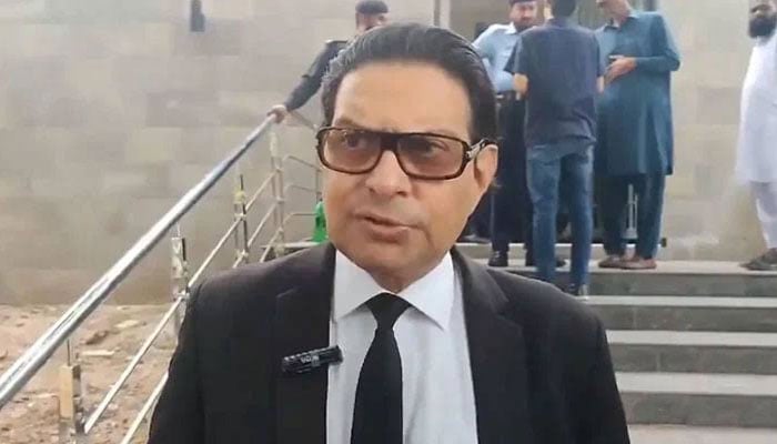پی ٹی آئی کے اندرونی اتفاق پر اس وقت غیرجمہوری فیصلہ سازوں کا حملہ ہے، سلمان اکرم راجہ - فوٹو: فائل