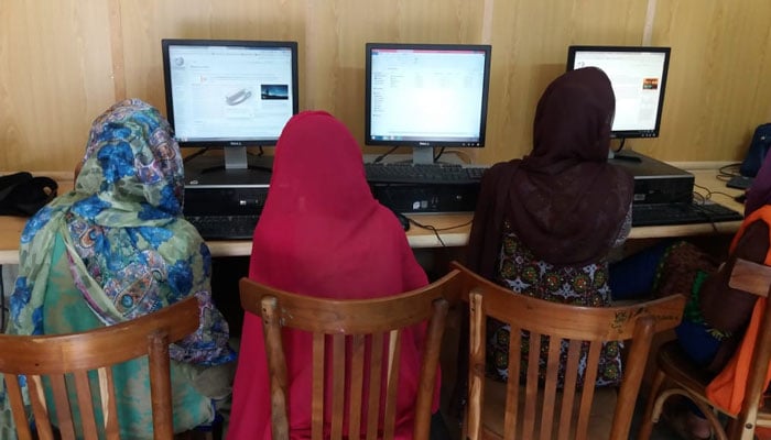 خیبر پختونخوا، اسکولوں کیلئے ٹیبلٹ، کمپیوٹرز کی خریداری میں مبینہ بے ضابطگیاں