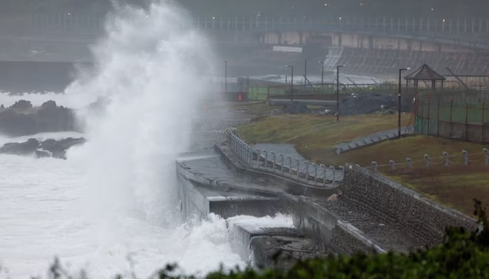 Typhoon Champi forces Taiwan shutdown as hundreds of flights cancelled