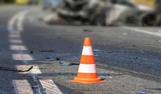 لاہور: ڈیفنس میں تیز رفتار گاڑی کی درخت سے ٹکر، 3 نوجوان جاں بحق