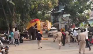 بھارت: مذہبی جلوس میں دیوی کا وزنی مجسمہ اٹھانے والا ہاتھی بے قابو، بھگدڑ مچ گئی
