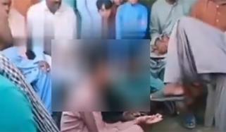 مظفر گڑھ: پنچایت نے بھرے مجمع میں کم عمر لڑکوں کو پاؤں چومنے پر مجبور کیا، مقدمہ درج 