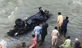 وادیٔ نیلم: گاڑی دریائے نیلم میں گر گئی، اسکول جانے والے 3 بھائیوں سیمت 4 بچے جاں بحق